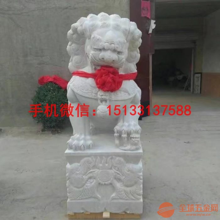 1、最原始的加工方法,球就是在嘴里面做出来的,讲究的专业性技术,先把狮子的舌头和牙齿还有里面的圆球和外边的嘴角后方用铅笔画出它的轮廓,用专业的雕刻工具把多余的石料部分去掉,直到嘴里面能呈现出一个长的圆球形状来。然后在一点一点的把圆球上方和下方多余的去掉,但是一定要慢,别到时把石狮子脸给雕刻一个大窟窿,直到球能下来,然后在对圆球打磨,直至圆球美观为止【记得圆球一定要大,不然会从嘴里掉出来】最后再把牙齿和舌头雕刻精细,这样石狮子的圆球雕刻完成。【这种做工复杂,造价高】
