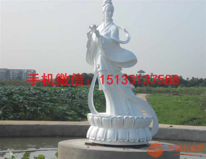 石雕人物作品以佛教题材最多,包括罗汉、观音等,此外,还有寿星及部分世俗人物。人物作品要做到“形神兼备”,有扎实的雕刻技巧和用刀技法固然十分重要,还必须懂得人体的解剖、结构、比例和运动变化规律方面的知识,能将它运用到作品中去。直观的人体由头、躯干、四肢组成,躯干由胸廓和骨盆组成,由能活动的位于背部中心的脊椎骨连结。如把头、胸廓、骨盆随动作变化而方向不同,看作是形似方块的固定体积,四肢的位置就比较容易安排了。