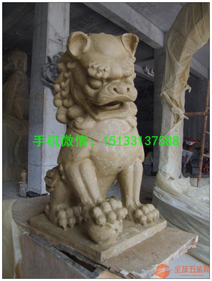 狮子多用来化解屋外的凶煞,故此若不能在大门摆放石狮来坐镇,那便可在大门上加上一金属狮头,那亦可起到挡煞之效。 狮子相貌凶猛,勇不可挡,威震四方,是百兽之王。在世界各地,人们都把狮子视为瑞兽,狮子塑像在五大洲到处可见。狮子虽不是中国的土特产,但中国却有独特的狮文化,每逢佳节,全国各地都有舞狮活动。人们套上五彩缤纷的狮子外套,模仿狮子行走坐卧、俯仰跳跃。其中“双狮戏绣球”的舞蹈,寓意生生不息、家族繁衍、社会繁荣。在吉祥图案中的狮子滚绣球图,也具有同样的寓意。狮子的形象还经常出现