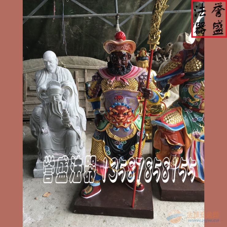 道教神像关圣帝君、关平周仓,定做直销,专业塑造,品质保证~~~ 【关圣帝君】基本说明 名称: 关圣帝君(关公) 材质: 玻璃钢;铜;木雕 工艺:采用玻璃钢材质或木雕的神像,塑造(雕刻)成型后,表面经过磨光后可以喷金,喷进口珠光金,还可贴金,贴24K真金箔,需要彩绘的地方再进行彩绘。铸铜神像可以彩绘,也可保持原色或洗古铜色,亦可贴真金。 【关圣帝君】产品特点 誉盛塑造的神像,形象生动,庄重典雅,材质多样,采用动静结合的方式塑造,做工精美,贴金彩绘,神态庄严,古朴大气。 【关圣帝君】参数规格 高1.