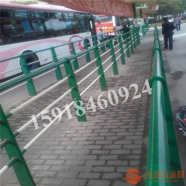 受够了护栏装完反而更堵？潍坊这3个道路隔离护栏设计方案把缓冲盲区压到9cm