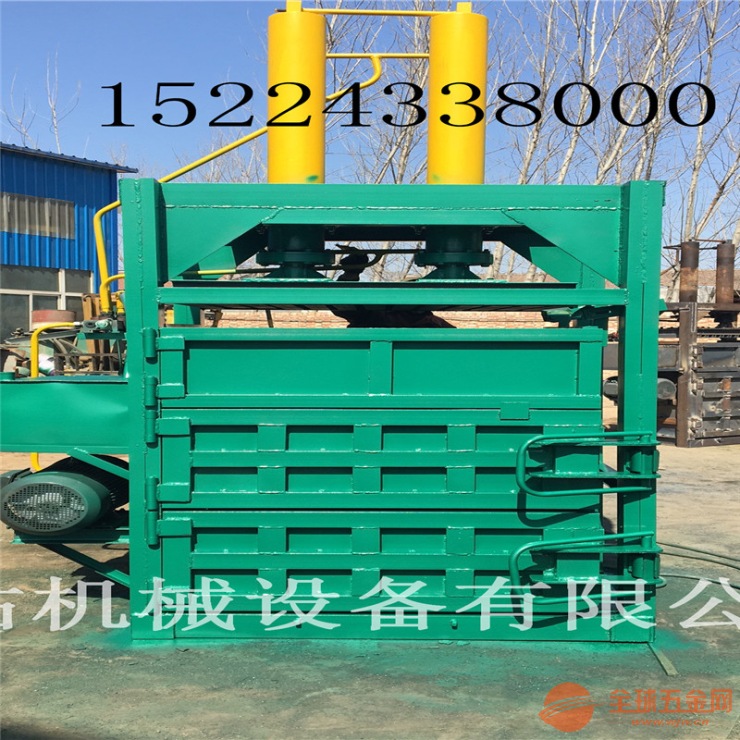 废纸液压打包机特点; 1、所有机型均采用驱动,可选择手动或PLC自动控制操作; 2、出料形式有翻包、推包(侧推和前推)或人工取包(打包)等不同方式; 3、安装无需底脚螺丝,在无电源的地方,可采用柴油机作动力; 4、挤压力从10吨至100吨有十个等级,供用户选择。 5、压缩室尺寸和包块尺寸可根据客户要求定制。 6、推料缸和推料头之间采用球面结构联接,可靠性好,油封使用寿命长。 7、加料口加宽、加大,填料更方便快捷。 8、低噪音回路设计,高效能低故障。 9、安装简便,无须地基。 10、卧式结构,可配输送带加料